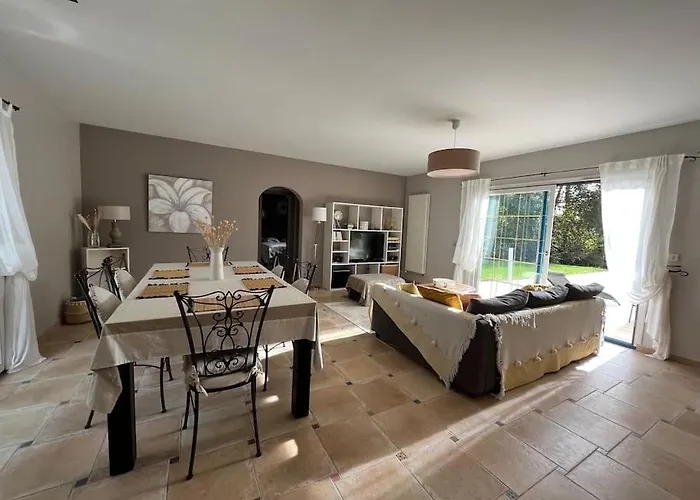 Maison De Avec Piscine Сasa de vacaciones *