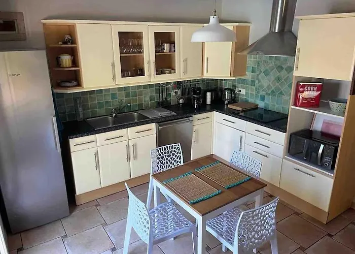 Maison De Avec Piscine Сasa de vacaciones