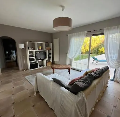 Maison De Avec Piscine Сasa de vacaciones