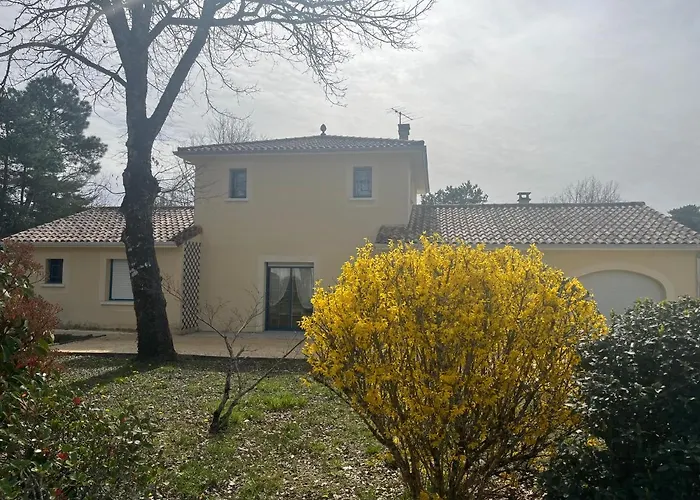 Maison De Avec Piscine Сasa de vacaciones *