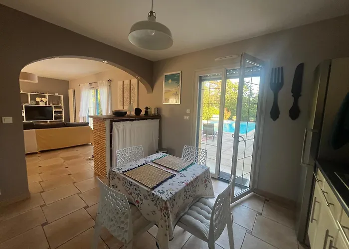 Maison De Avec Piscine Сasa de vacaciones *